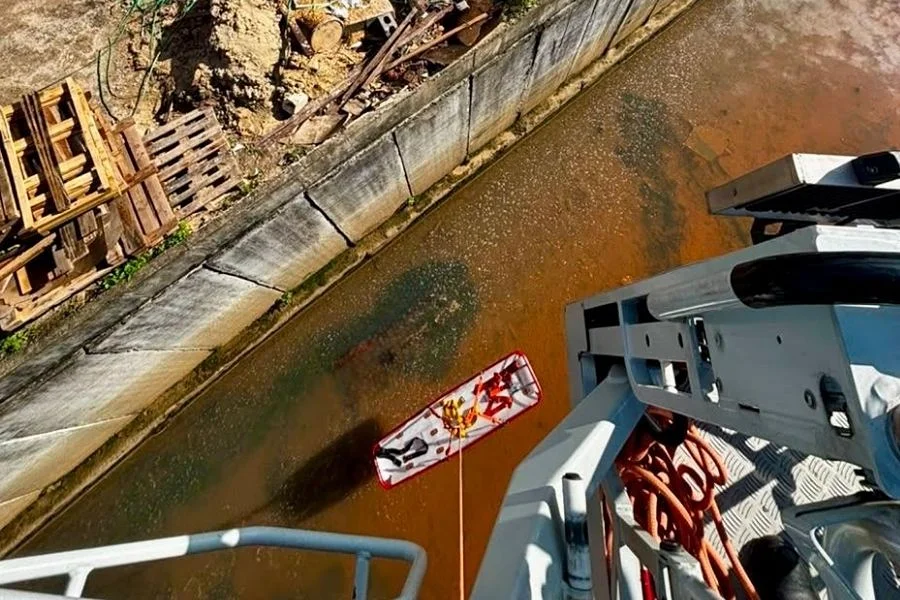 Bombeiros utilizam plataforma e maca durante retirada de corpo encontrado no Rio Criciúma, no bairro Operária Nova