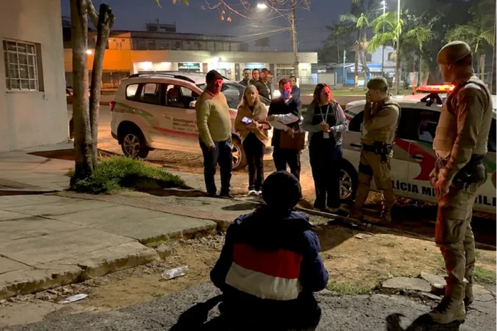 Criciúma encaminha três pessoas para internação involuntária Equipes da Prefeitura de Criciúma e da Polícia Militar durante abordagem a pessoa em situação de rua para internação involuntária.