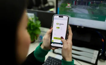 Criciúma lança telemedicina 24h com consulta por vídeo Pessoa acessa pelo celular a plataforma Meu Doutor, novo serviço de telemedicina 24 horas da Prefeitura de Criciúma para consultas médicas por vídeo.