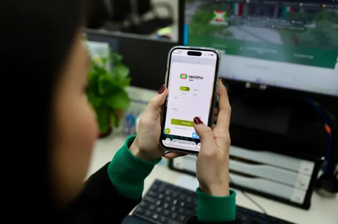 Criciúma lança telemedicina 24h com consulta por vídeo Pessoa acessa pelo celular a plataforma Meu Doutor, novo serviço de telemedicina 24 horas da Prefeitura de Criciúma para consultas médicas por vídeo.