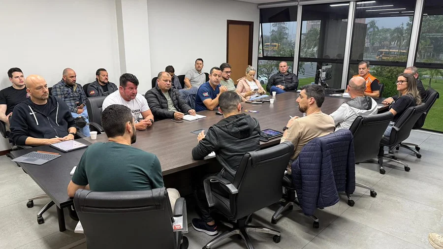 Criciúma mantém equipes de prontidão para chuvas intensas Reunião da Prefeitura de Criciúma reúne equipes municipais para alinhar ações de prevenção e monitoramento diante da previsão de chuvas intensas.