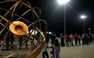 Criciúma terá noite gratuita para observar eclipse lunar Público reunido à noite no Parque Astronômico Municipal Albert Einstein E=mc², em Criciúma, durante atividade de observação astronômica.
