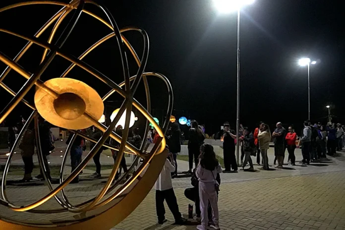 Criciúma terá noite gratuita para observar eclipse lunar Público reunido à noite no Parque Astronômico Municipal Albert Einstein E=mc², em Criciúma, durante atividade de observação astronômica.