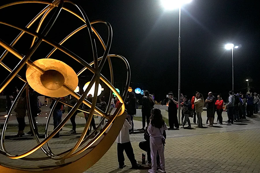 Criciúma terá noite gratuita para observar eclipse lunar Público reunido à noite no Parque Astronômico Municipal Albert Einstein E=mc², em Criciúma, durante atividade de observação astronômica.