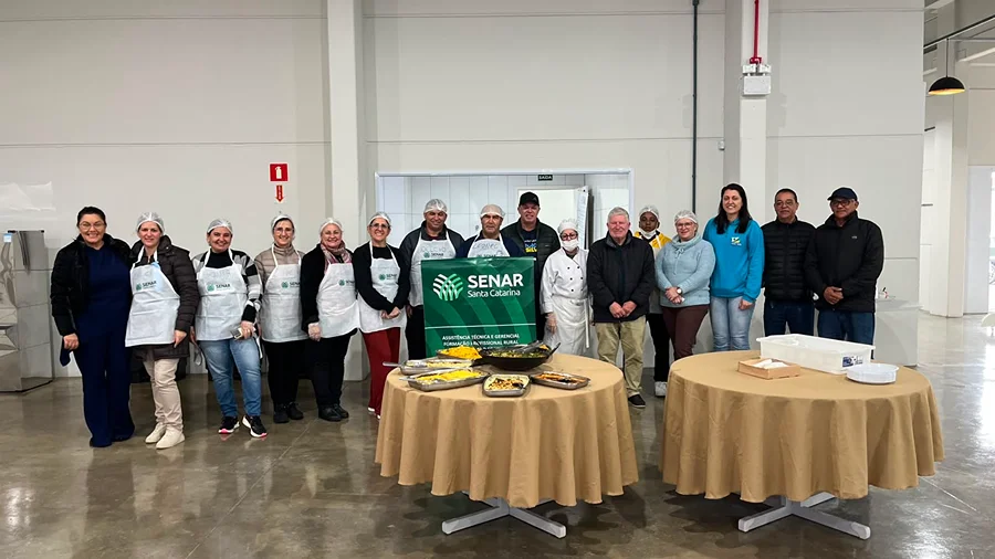 Participantes do curso de culinária do Senar exibem receitas com peixes e frutos do mar em Balneário Arroio do Silva.