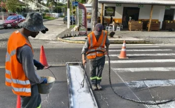 Demutran revitaliza sinalização viária em Araranguá Equipe do Demutran de Araranguá realiza revitalização da sinalização viária, com pintura de vagas preferenciais e manutenção da sinalização horizontal.
