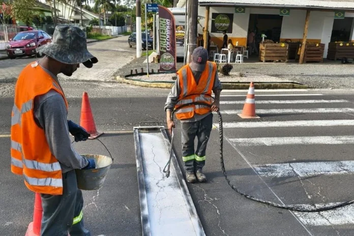 Demutran revitaliza sinalização viária em Araranguá Equipe do Demutran de Araranguá realiza revitalização da sinalização viária, com pintura de vagas preferenciais e manutenção da sinalização horizontal.