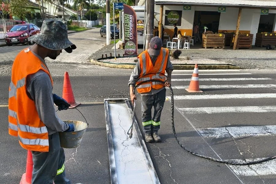 Equipe do Demutran de Araranguá realiza revitalização da sinalização viária, com pintura de vagas preferenciais e manutenção da sinalização horizontal.