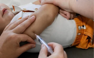 Criciúma abre 46 UBSs para Dia D de Multivacinação Criança recebe vacina durante ação de multivacinação em Unidade Básica de Saúde de Criciúma.