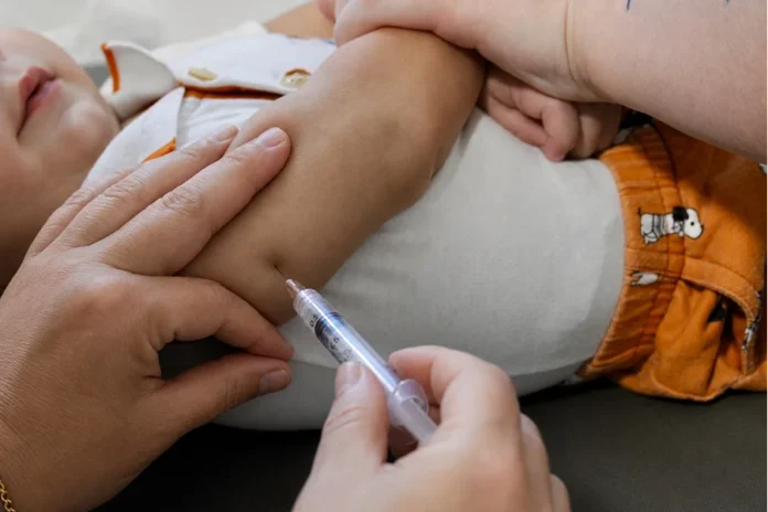 Dia D de Multivacinação mobilizará todas as Unidades Básicas de Saúde de Criciúma neste sábado (2) Criança recebe vacina durante ação de multivacinação em Unidade Básica de Saúde de Criciúma.