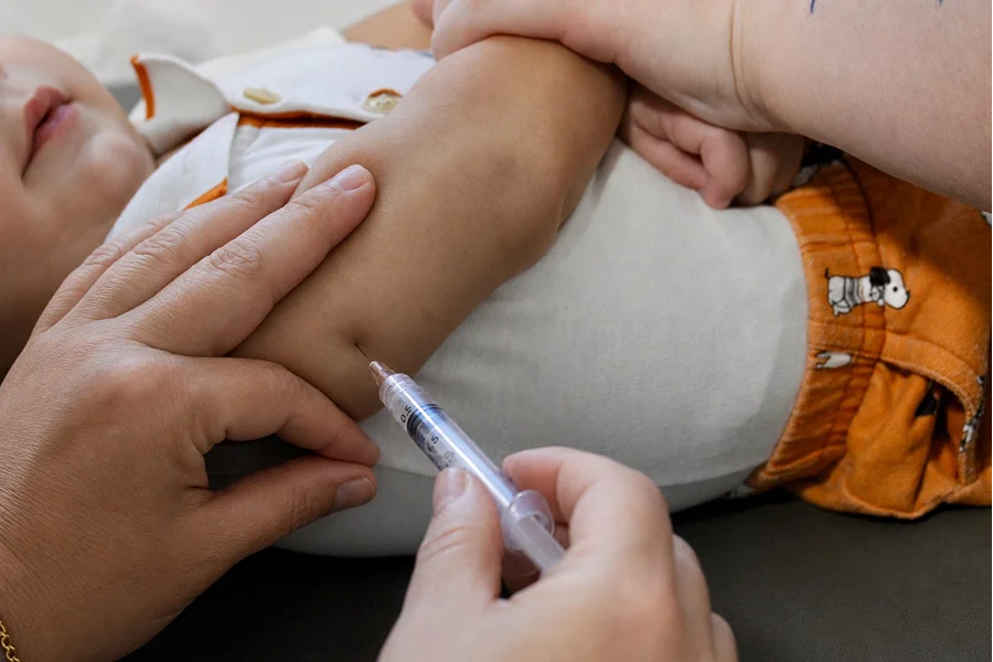 Dia D de Multivacinação mobilizará todas as Unidades Básicas de Saúde de Criciúma neste sábado (2) Criança recebe vacina durante ação de multivacinação em Unidade Básica de Saúde de Criciúma.