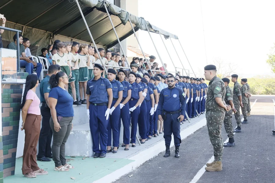 Militares do Exército Brasileiro, integrantes de forças de segurança e estudantes participam de solenidade do Dia do Soldado no 22º Batalhão de Infantaria Mecanizado, em Palmas.