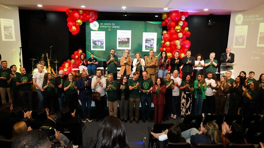 Direito da Unesc celebra 30 anos e avança para Araranguá Comunidade acadêmica da Unesc reunida durante a celebração dos 30 anos do curso de Direito, em Criciúma.