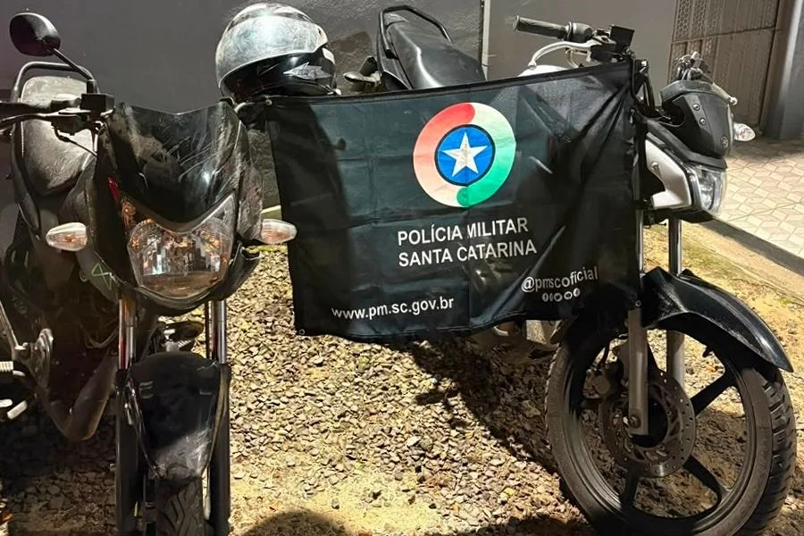 Duas motos com registro de furto são recuperadas em Araranguá Duas motocicletas recuperadas pela Polícia Militar em Araranguá após serem localizadas com registros de furto ou roubo.