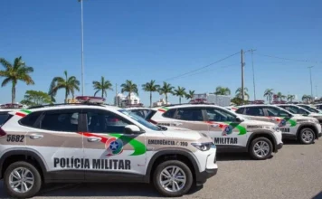 Dupla armada rouba comércio e amarra vítima em Criciúma Viaturas da Polícia Militar estacionadas em pátio, em imagem ilustrativa de ocorrência de roubo a comércio em Criciúma.