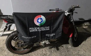 Dupla foge da PM e moto é apreendida em Araranguá Motocicleta Honda CB 300R apreendida pela Polícia Militar após fuga de suspeitos no Residencial Flor do Campo, em Araranguá.