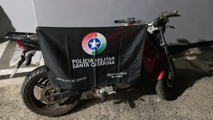 Dupla foge da PM e moto é apreendida em Araranguá Motocicleta Honda CB 300R apreendida pela Polícia Militar após fuga de suspeitos no Residencial Flor do Campo, em Araranguá.