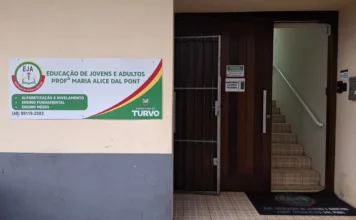 EJA de Turvo permite concluir Ensino Médio em menos tempo Entrada da unidade da EJA de Turvo, que oferece Ensino Médio e está com matrículas abertas.
