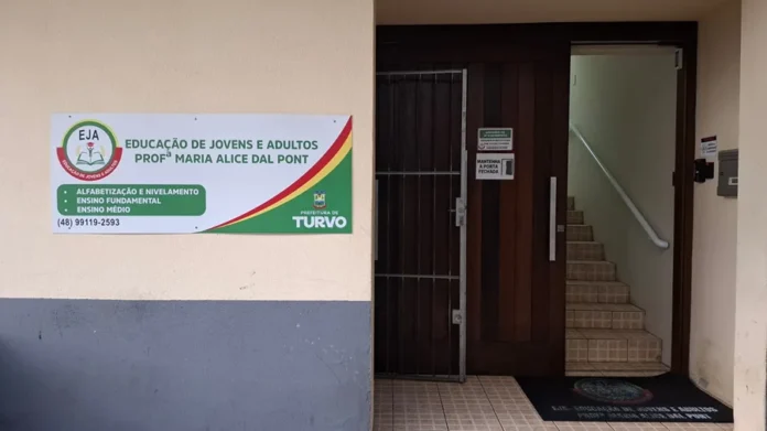 EJA de Turvo permite concluir Ensino Médio em menos tempo Entrada da unidade da EJA de Turvo, que oferece Ensino Médio e está com matrículas abertas.