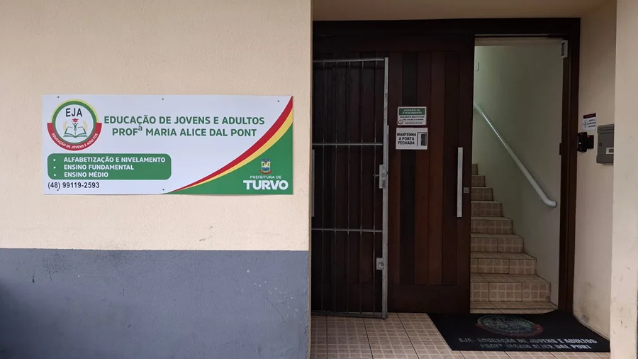 EJA de Turvo permite concluir Ensino Médio em menos tempo Entrada da unidade da EJA de Turvo, que oferece Ensino Médio e está com matrículas abertas.