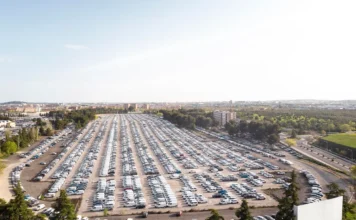 Emplacamentos de veículos crescem 10,17% em julho no país Vista aérea de pátio com milhares de veículos novos, representando o crescimento de 10,17% nos emplacamentos no Brasil em julho.