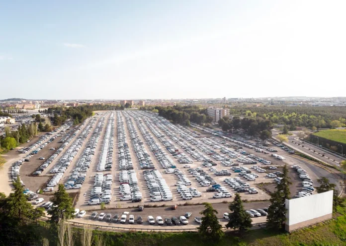 Emplacamentos de veículos crescem 10,17% em julho no país Vista aérea de pátio com milhares de veículos novos, representando o crescimento de 10,17% nos emplacamentos no Brasil em julho.