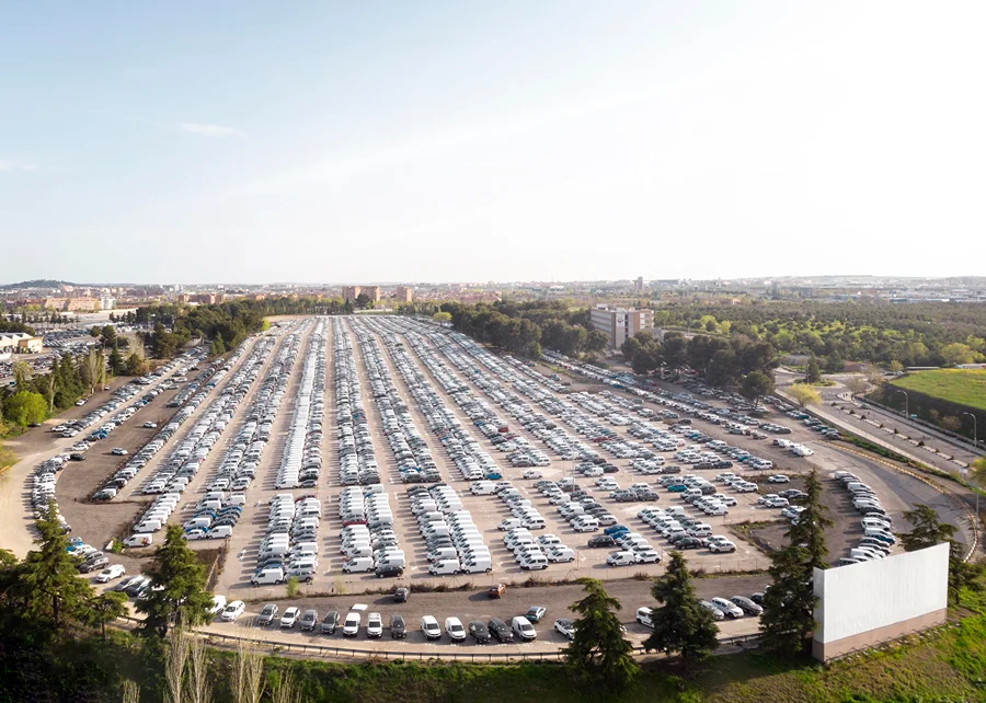 Vista aérea de pátio com milhares de veículos novos, representando o crescimento de 10,17% nos emplacamentos no Brasil em julho.