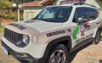 Empresa é alvo de furto e tem fiação levada em Criciúma Viatura da Polícia Militar de Santa Catarina usada como imagem ilustrativa em notícia sobre furto em empresa de Criciúma.