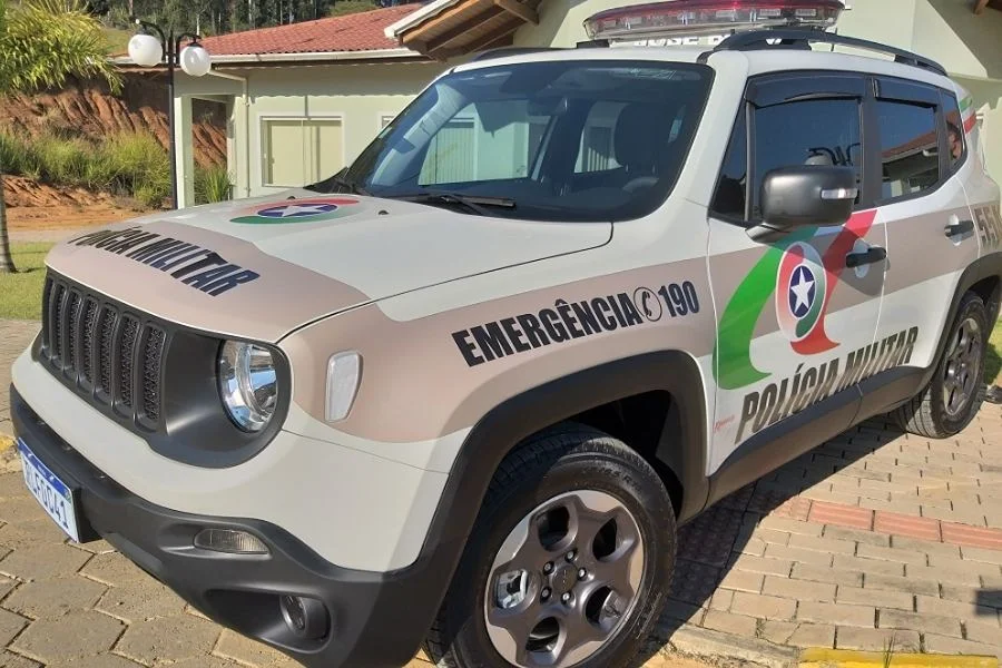 Viatura da Polícia Militar de Santa Catarina usada como imagem ilustrativa em notícia sobre furto em empresa de Criciúma.