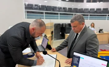 Everaldo Caetano assume vaga na Câmara de Arroio do Silva Everaldo Caetano assina termo de posse para assumir vaga na Câmara de Vereadores de Balneário Arroio do Silva.