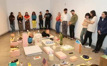 Exposição “Objetos Cansados” abre visitação na Unesc Visitantes observam a exposição “Objetos Cansados”, de Joélson Buggilla, na Sala Edi Balod da Unesc, em Criciúma.