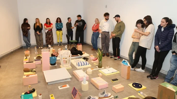 Exposição “Objetos Cansados” abre visitação na Unesc Visitantes observam a exposição “Objetos Cansados”, de Joélson Buggilla, na Sala Edi Balod da Unesc, em Criciúma.