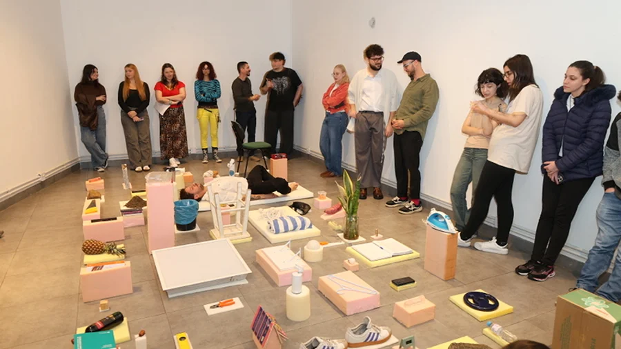 Visitantes observam a exposição “Objetos Cansados”, de Joélson Buggilla, na Sala Edi Balod da Unesc, em Criciúma.