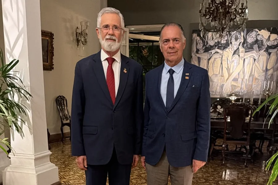 FIESC apresenta portos de SC em missão ao Paraguai Presidente da FIESC, Gilberto Seleme, e embaixador José Antônio Marcondes de Carvalho durante encontro da comitiva de Santa Catarina em Assunção, no Paraguai.