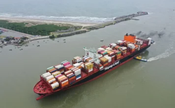 FIESC cobra concessão independente do canal de Itajaí Navio porta-contêineres navega pelo canal de acesso ao Complexo Portuário de Itajaí, em Santa Catarina, área cuja concessão independente é defendida pela FIESC.