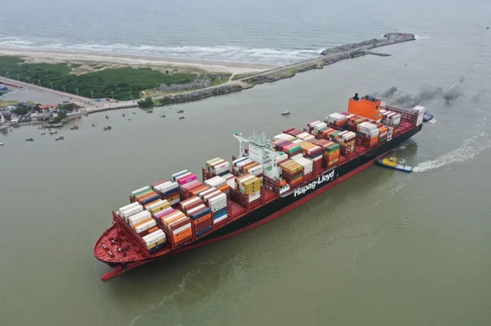 FIESC cobra concessão independente do canal de Itajaí Navio porta-contêineres navega pelo canal de acesso ao Complexo Portuário de Itajaí, em Santa Catarina, área cuja concessão independente é defendida pela FIESC.