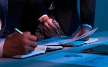 FIESC debate impacto da Reforma Tributária no drawback Profissionais analisam documentos e gráficos sobre Reforma Tributária e drawback, tema de webinar da FIESC voltado às empresas exportadoras.