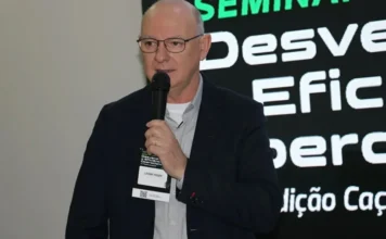 FIESC debate produtividade e inovação com indústrias Leonir Tesser durante seminário da FIESC sobre eficiência operacional e produtividade industrial em Caçador