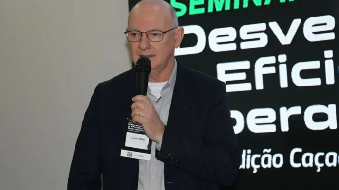 FIESC debate produtividade e inovação com indústrias Leonir Tesser durante seminário da FIESC sobre eficiência operacional e produtividade industrial em Caçador