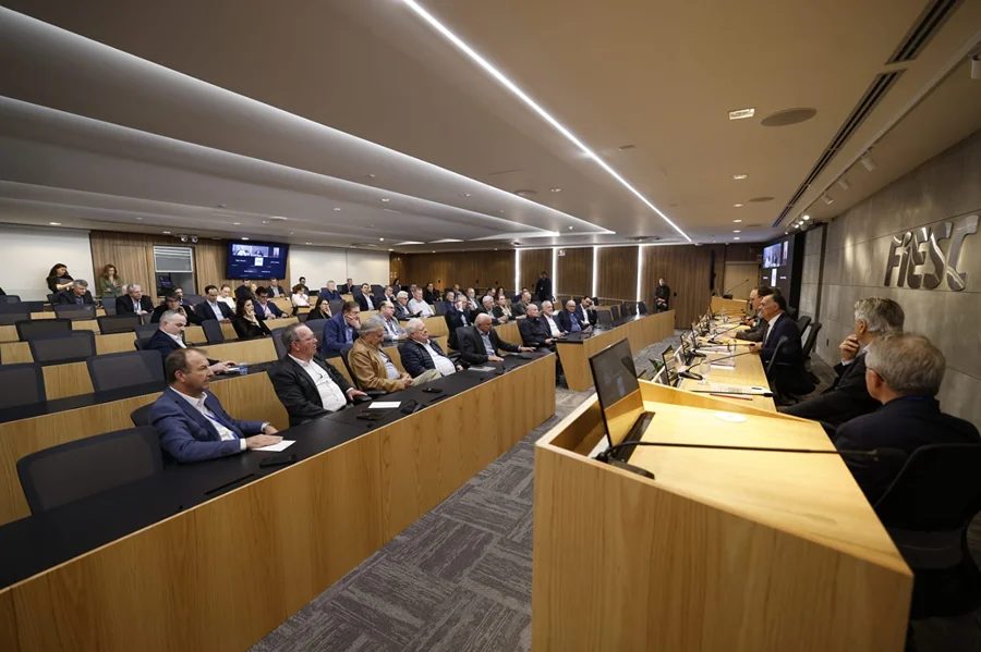 Reunião da FIESC em Florianópolis reúne presidentes de Conselhos Temáticos e vice-presidentes regionais para debater prioridades e competitividade da indústria catarinense.