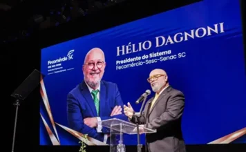 Fecomércio SC empossa diretoria para mandato até 2030 Presidente do Sistema Fecomércio-Sesc-Senac SC discursa durante cerimônia de posse da nova diretoria da Fecomércio SC para o mandato 2026-2030, em Florianópolis.