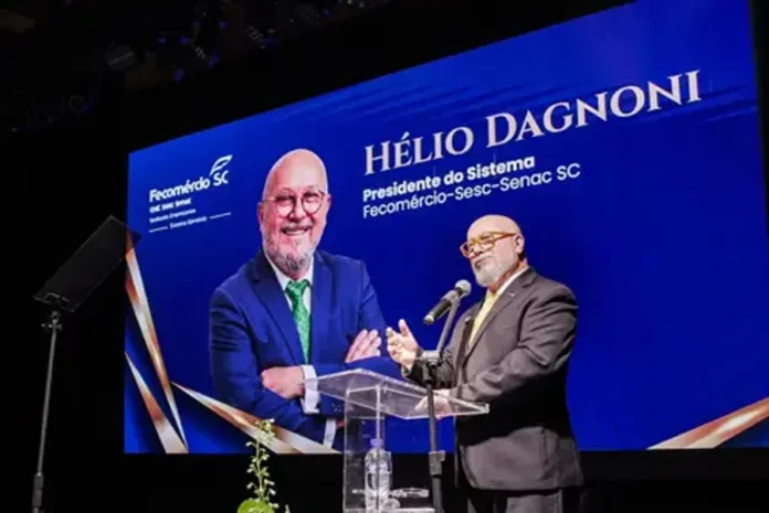 Fecomércio SC empossa diretoria para mandato até 2030 Presidente do Sistema Fecomércio-Sesc-Senac SC discursa durante cerimônia de posse da nova diretoria da Fecomércio SC para o mandato 2026-2030, em Florianópolis.