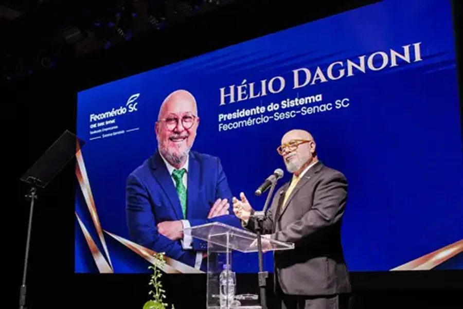 Presidente do Sistema Fecomércio-Sesc-Senac SC discursa durante cerimônia de posse da nova diretoria da Fecomércio SC para o mandato 2026-2030, em Florianópolis.