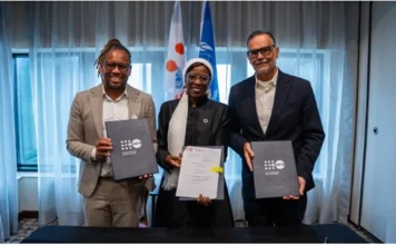 Fiocruz e UNFPA assinam acordo focado no Sul Global Três autoridades sorriem enquanto seguram os documentos oficiais após a assinatura de acordo internacional. Da esquerda para a direita, estão Richarlls Martins (CNPD), Diene Keita (UNFPA) e Mario Moreira (Fiocruz). A parceria estratégica visa fortalecer a saúde pública e os direitos reprodutivos nos países do Sul Global.
