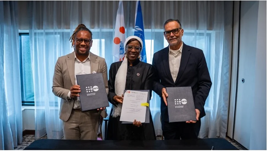 Fiocruz e UNFPA assinam acordo focado no Sul Global Três autoridades sorriem enquanto seguram os documentos oficiais após a assinatura de acordo internacional. Da esquerda para a direita, estão Richarlls Martins (CNPD), Diene Keita (UNFPA) e Mario Moreira (Fiocruz). A parceria estratégica visa fortalecer a saúde pública e os direitos reprodutivos nos países do Sul Global.