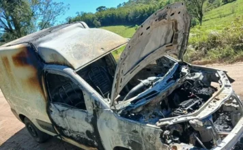 Fiorino pega fogo no bairro Santana, em Urussanga Fiat Fiorino destruído por incêndio na Rua Ouro Negro, no bairro Santana, em Urussanga.