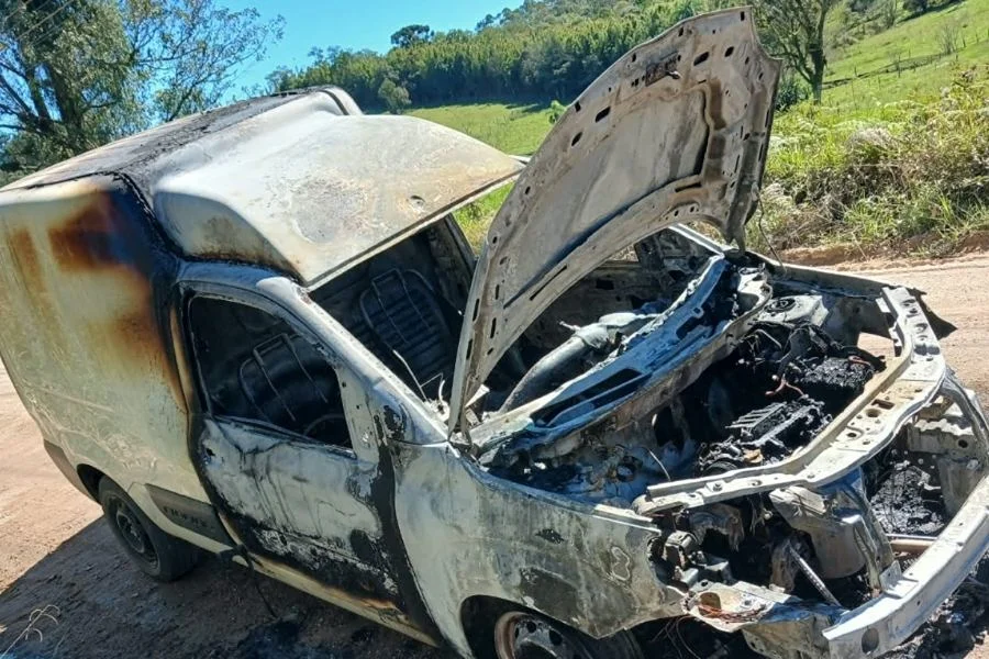 Fiat Fiorino destruído por incêndio na Rua Ouro Negro, no bairro Santana, em Urussanga.