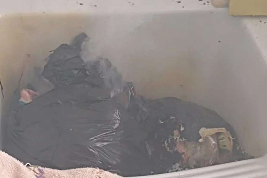 Fogo em apartamento é controlado no Centro de Araranguá Lixeira com sacos de lixo atingidos por princípio de incêndio em apartamento no 12º andar, no Centro de Araranguá.