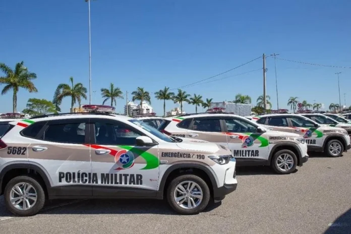Gol furtado em Içara é recuperado após acidente em Criciúma Viaturas da Polícia Militar de Santa Catarina, imagem ilustrativa de ocorrência de furto de veículo em Criciúma.