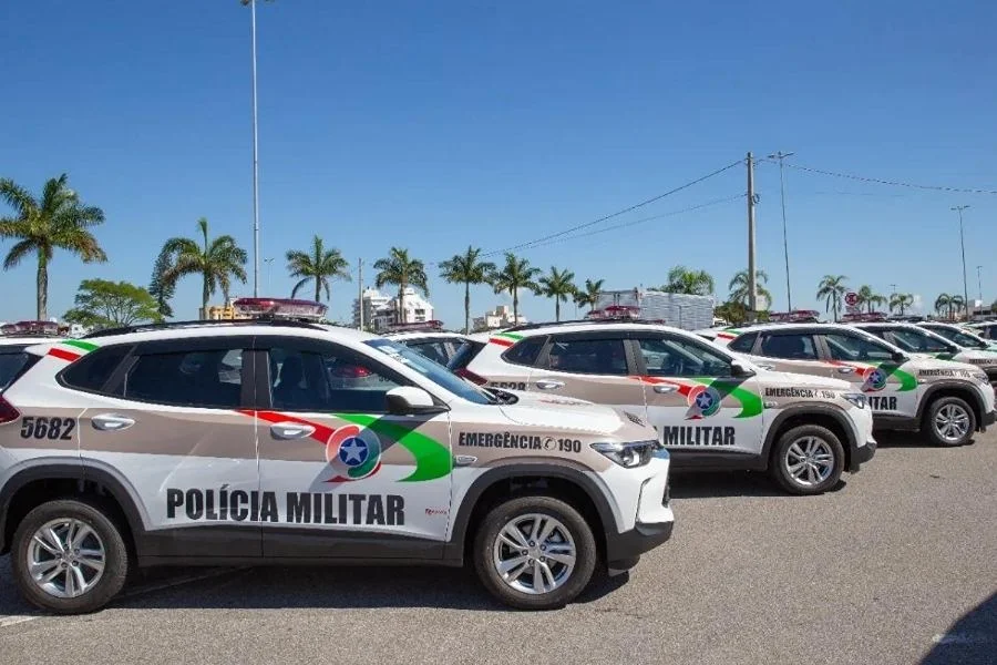 Gol furtado em Içara é recuperado após acidente em Criciúma Viaturas da Polícia Militar de Santa Catarina, imagem ilustrativa de ocorrência de furto de veículo em Criciúma.